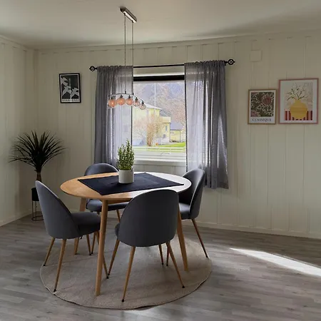 Hus I Ballstad